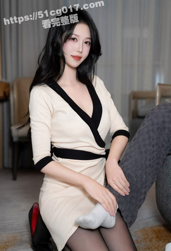 御姐气质的高颜值模特 利世 化身上门技师 为瓜友带来白色蕾丝内衣配黑丝袜的性感写真秀！-51吃瓜网