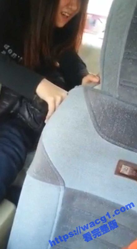 东北小伙跟女友在车后座啪啪 兄弟则在前面录像 气得女友怒喊别照了 语气都带了哭腔 对话精彩有趣-51吃瓜网