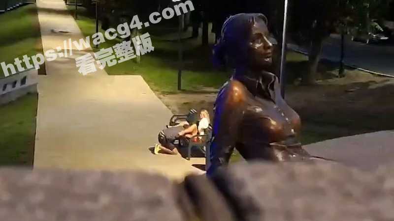 诺夫哥罗德一个男人在街中央的长凳上舔他的女人 外国佬还是很放得开啊-51吃瓜网