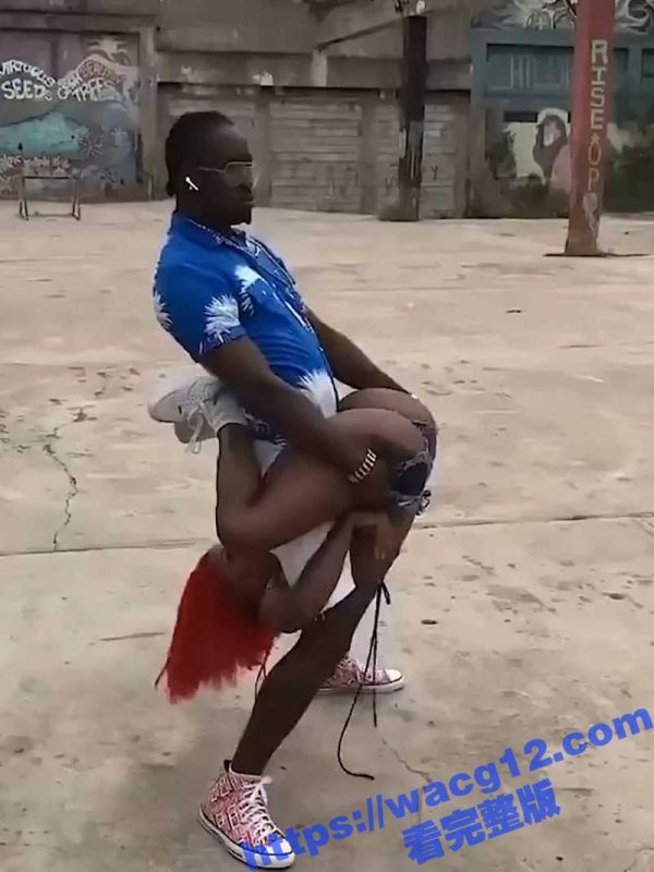 黑哥与几位黑妹上演床上功夫演绎 各种高难度动作层出不穷 可能这就是黑人哈尼的魅力吧!-51吃瓜网