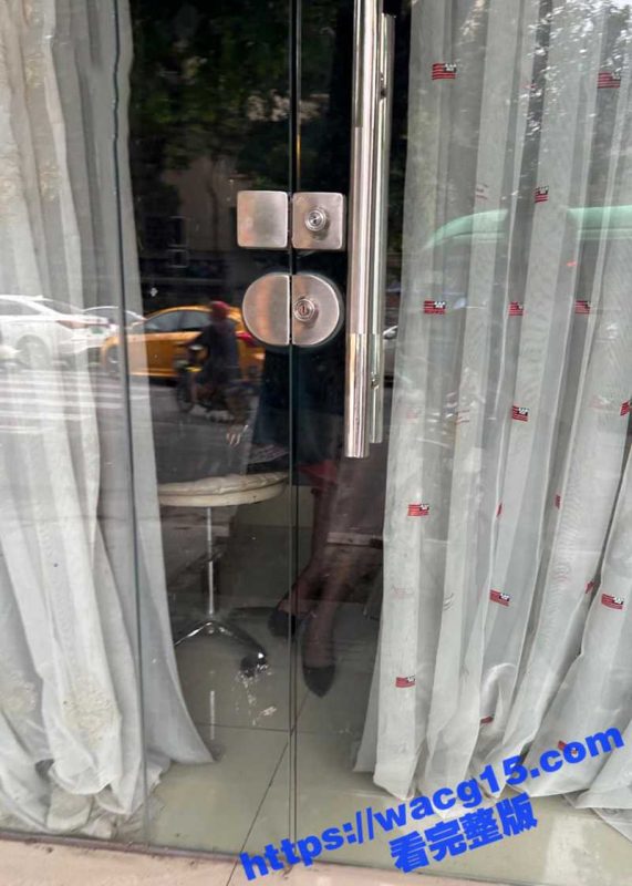 探洞大神小钢炮成都探店惊喜！发现高质量黑丝大长腿美女立即拖进房间狂操骚逼！-51吃瓜网