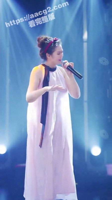 抖音女网红 王乙翕 穿透视装上舞台  一边唱歌一边抖奶  光凭唱歌就能吸引两万多人观看 你敢信吗？-51吃瓜网