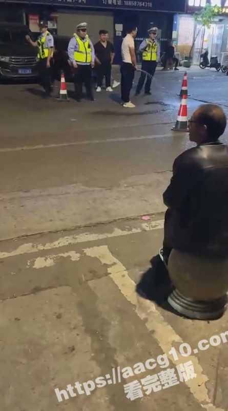 江苏南京逗比男司机醉驾被捕   现场表演尿遁术妙招逃跑  引得大批交警马路上纷纷狂追-51吃瓜网