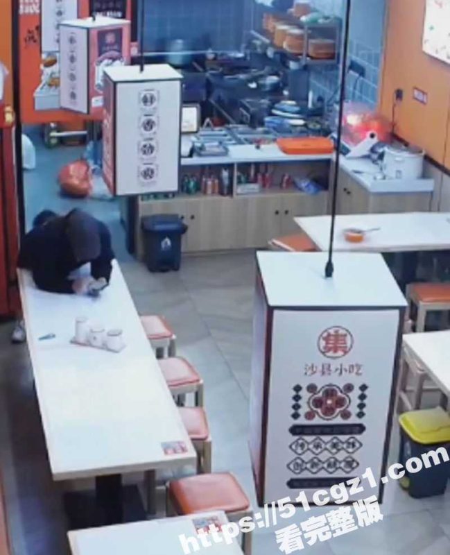 沙县小吃猥琐男偷吻女生屁股被曝光 哥们大屌已经饥渴难耐了！真是世间之大无奇不有！-51吃瓜网