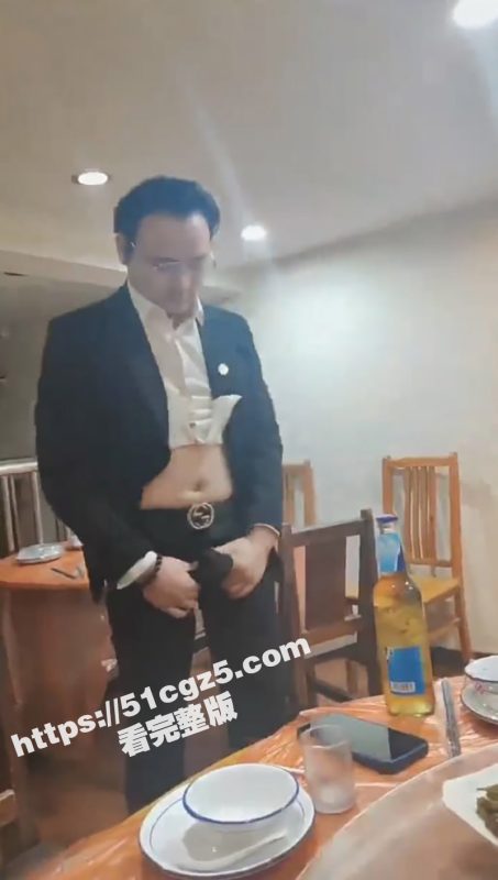 男子公司聚会现场表演绝活 鸡巴开瓶盖 把周围的少妇们都快馋死了！-51吃瓜网