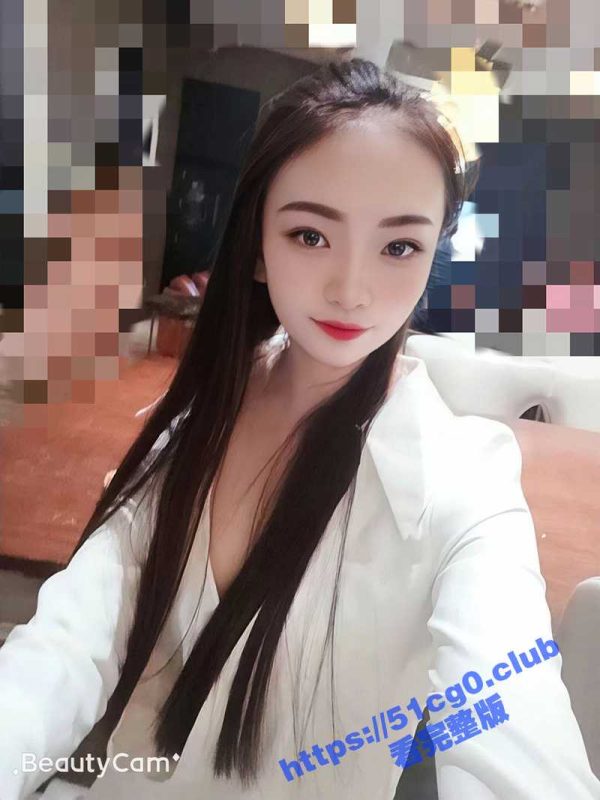 瓜友投稿曝光！和好朋友约炮友 小蓝 在酒店走廊激情3P 这个大长腿妹子是真的骚！-51吃瓜网