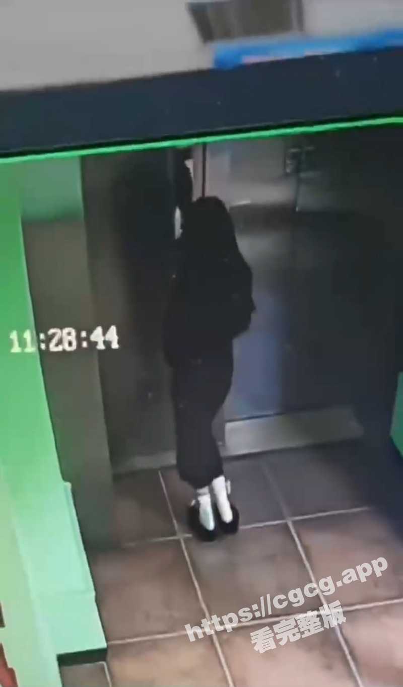 请各位文明拉屎!河南驻马店 一女子在电梯内排泄无视监控 随后淡定离开!社交媒体账号被扒 - 51吃瓜网-51吃瓜网