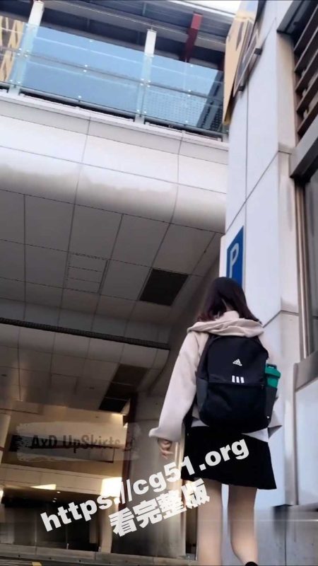 大神跟踪尾随偷拍美女前台 意外发现骚逼竟然无内到处逛街坐地铁！还是一个无毛白虎小骚逼 果断伸手撩裙子-51吃瓜网