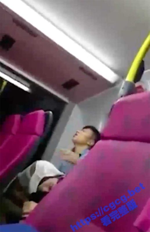 性急情侣寻刺激 公交车上掀起裙子扣逼 最后还不忘闻一闻手指上的骚水味道！-51吃瓜网