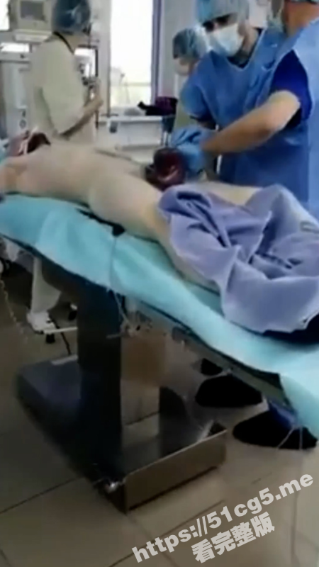 老外真会玩啊！阴茎阴囊被锁具锁住后肿大 颜色发紫好像猪血肠 无奈求助医院！-51吃瓜网