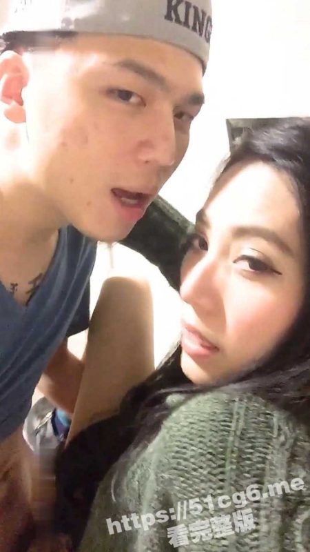 一对在厕所里偷情的年轻男女被露脸曝光 一边听着外面有人走动一边疯狂输出 太刺激了！-51吃瓜网