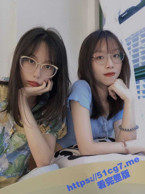 成都 前台客服 柒柒 被网友炮友调教成小母狗 自拍小视频流出 戴上手套开发菊花！-51吃瓜网